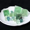 Venta al por mayor del fabricante Cristal Natural Fluorita Verde Octaedro Desmagnetizante Piedra Triturada Difusor de Aroma Piedra Mineral