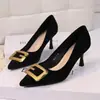 Sapatos Femininos de Nicho de Luxo Estilo Francês 2026 Nova Coleção Primavera e Outono Salto Fino Bico Fino Sapatos de Trabalho com Fivela Quadrada Elegantes Saltos Altos