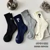Calcetines de media pantorrilla con letra P para mujer Otoño/Invierno Engrosados Con Felpa Caliente Base de Toalla Calcetines Deportivos para Hombre Pantalones de Tiburón Calcetines Largos de Algodón