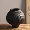 Conjunto de Três Vasos Cerâmicos Texturizados Pretos Artesanais Vintage com Padrões Esculpidos Wabi-Sabi, Vasos Decorativos para Pousadas e Hotéis
