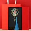 () Caja de Regalo con Marcapáginas Metálico para el Día del Maestro con Texto Grabado Estilo Chino, Presentando el Tema de las Enseñanzas de los Maestros Difundiéndose por el Mundo, Inspirada en los Productos Culturales y Creativos de la Ciudad Prohibida