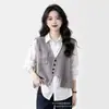 Chaleco de punto irregular de diseño de nicho estilo coreano con bolsillos, cárdigan corto exterior de cuello en V a la moda para mujer