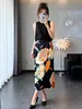 Saia Plissada Midi Miyake, Elástica e Versátil, Estampa Floral Pintura a Óleo Vintage, Disponível para Compra Física