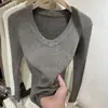 Top de punto suave acanalado de manga larga con cuello en V para mujer, nuevo suéter base ajustado para otoño e invierno 2026, moderno