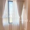 Crema antiarrugas finas estilo japonés sala de estar blanca dormitorio balcón mirador bola de pelo habitación infantil estilo niña lindo textura de cortina