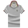 Camisa Polo masculina de manga curta estilo luxo com gola listrada em cor contrastante e bordado de pônei, adequada para o trajeto diário e para usar em ocasiões de negócios casuais.