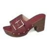 Pantuflas Gruesas de Tacón Alto de Talla Grande Transfronterizas para Mujer Verano Nuevo Estilo Europeo y Americano Remache Grano de Madera Sandalias Populares Zhuotian para Mujer