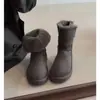 Botas de neve retrô de sola grossa para mulheres, novo modelo de inverno 2026, de uso duplo, forradas com fleece, espessadas, sapatos de algodão versáteis, botas peludas de cano médio