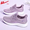 Sapatos de puxar, sapatos de mãe, sapatos slip-on femininos, sapatos de malha respirável de verão para meia-idade e idosos, tênis leves para caminhada e corrida