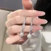 Pendientes Colgantes de Perlas Plateadas Estilo Vintage Francés, Lujo Ligero y Sensación de Alta Gama, Pendientes de Diseño Versátil Elegante Estilo de Corte