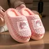Novos estilos de inverno de pantufas masculinas de algodão, pantufas internas quentes e com sola grossa para uso doméstico, antiderrapantes e disponíveis em um design para casais com forro felpudo