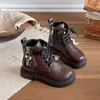 Botas estilo Martin para meninas de 6 a 12 anos, nova coleção outono/inverno, botas de couro estilo britânico com solas macias, antiderrapantes, botas curtas infantis, botas de montaria modernas e estilosas