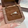 Anel Prata Coração Brilhante Diamante Moda Retrô Nicho Moda Luxo Leve Senso de Design Alto Padrão Versátil Anel de Dedo Indicador para Empilhar