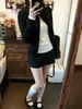 Camiseta de manga larga con contraste suave en blanco y negro estilo coreano para mujer, principios de otoño de 2026, nuevo top ajustado con diseño de dos piezas simulado