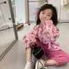 Conjunto de Dos Piezas para Niña Primavera y Otoño 2026 Estilo Coreano Camisa de Manga Larga Floral con Solapa Grande + Pantalones Largos Color Rojo Rosa