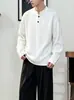 Gola Henley, camiseta texturizada de manga comprida, estilo masculino, nova coleção outono/inverno 2026, adequada como camada interna ou base
