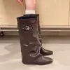 Botas Femininas de Bico Fino Estilo Retrô 2026 Outono/Inverno Novo Estilo Botas Aquecedoras de Perna com Fivela Botas Acima do Joelho Botas de Equitação Botas da Moda