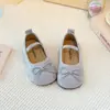 Sapatos Pequenos de Couro para Meninas 2025 Primavera e Outono Novos Sapatos de Performance Princesa para Crianças Sapatos de Bebê Sola Macia Sapatilhas com Laço