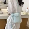 Bolso Pequeño de Moda de Verano Más Vendido para Mujer 2026 Nuevo Bolso Cubo Tejido Bolso de Hombro Cruzado Simple Versátil