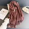 Novo Lenço Feminino de Inverno e Outono com Estampa Xadrez e Franjas, Estilo de Rua Europeu e Americano, Falso Caxemira, Quente e Versátil