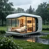 Casa cápsula espacial inteligente moderna e minimalista com iluminação completa e grandes janelas panorâmicas do chão ao teto para férias no campo, cabana pré-fabricada