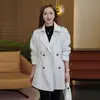 Elegante gabardina de doble botonadura con cuello de traje, nueva colección otoño 2026 para mujer, moderna y elegante, entallada en la cintura, de longitud media, hasta la rodilla