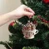 Pingente de carro de casa de neve de Natal transfronteiriço, decoração de xícara de café, pingente de acrílico, acessório para interior de carro e mochila