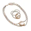 Conjunto de joias vintage barroco europeu e americano com pérolas artificiais de formato irregular, colar e anel de metal vintage martelado, conjunto de duas peças
