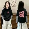 Camiseta de algodón de manga larga con cuello redondo y estampado de chica de dibujos animados, corte holgado, versátil, con rayas, imitación de dos piezas para niñas pequeñas