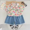 Conjunto de Verão para Meninas 2025 Novo Estilo Bebê Verão Casual Florido Jeans Manga Curta Conjunto de Duas Peças para Crianças Pequenas e Médias