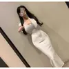Ropa de mujer de comercio exterior de Dongdaemun, Corea, nueva colección primavera-verano, elegante y ajustada, cuello en V, que realza la figura, abertura, bodycon, vestido de longitud media