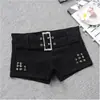 Shorts de Mezclilla Negros Ajustados Elásticos de Tiro Bajo para Mujer Corte Delgado Combinan con Todo Remaches Pantalones Cortos de Baile Sexy Calientes de Moda