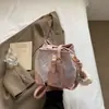 Bolso Pequeño Exquisito de Alta Apariencia de Moda para Mujer Modelo Nuevo 2026 Tela de Parches Estilo Nacional Bolso Cubo de Hombro Bolso Cruzado de Nicho