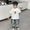 Conjunto de Verão para Meninos com Estampa de Estrela de Quatro Pontas, Estilo Coreano Descolado e na Moda Moda Bebê Influenciador Conjunto Jeans, Leve para o Verão