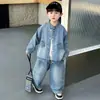 Conjunto Jeans Masculino Estilo Coreano Descolado 2026 Novo Conjunto de Três Peças Infantil Primavera e Outono Jaqueta Calça Roupas de Bebê Tendência