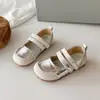 Zapatos de piel para niña colección otoño 2025 estilo princesa zapatos planos de suela blanda para verano, adecuados para combinar con faldas, mocasines plateados, zapatos para niños