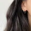 Moda Minimalista Ins Estilo Genial Lujo Ligero Gama Alta Pendientes de Aro Lisos Diseño Único de Nicho Pendientes Versátiles para Mujer