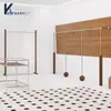 Tienda de Ropa Estante de Exhibición de Pared de Acero Inoxidable con Color de Grano de Madera Estante de Exhibición Perchero para Tienda de Ropa de Hombre y Mujer de Pie