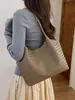 Bolso de cubo tejido de alta gama para mujer, nuevo diseño de moda trendy de nicho 2026, popular este año, bolso de hombro, bolso para el trabajo