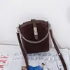 Bolso tipo cubo nuevo con textura de gamuza, de piel de vaca de primera capa para mujer, un bolso de cadena retro adecuado para ventas transfronterizas, perfecto para ir al trabajo y se puede llevar en la mano o como bolso cruzado.