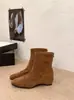 Elegantes botines adelgazantes para mujer, con un diseño retro, punta cuadrada y detalles intrincados, perfectos para primavera y otoño, y un nuevo estilo versátil para 2026