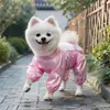 Ofrecemos procesamiento personalizado de pantalones a prueba de polvo y ropa para mascotas, y podemos coser prendas según las muestras.. También ofrecemos servicios OEM para ropa de mascotas