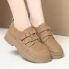 Mocassins Femininos 2025 Novo Estilo Aumentadores de Altura com Sola Grossa em Couro Brilhante, Sapatos Pretos Estilo Britânico com Sola Macia e Fivela Quadrada para Primavera