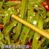 El pimiento picado y las verduras en conserva son un gran acompañamiento, una especialidad de Hunan. Estos vegetales encurtidos, mostaza encurtida y pepinillos picantes son apetitosos y están listos para comer en una botella. Los pepinos también son un gran acompañamiento