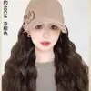 Peluca Tingzi/Clo Bordado con Letras Cabello Rizado de Longitud Media Gorra con Peluca de Una Pieza para Mujer Gorra con Visera Peluca Gorro para la Cabeza