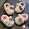 Chinelos de algodão autênticos da Hello Kitty para meninas, quentinhos para o inverno e com forro de fleece, sapatos de algodão da Hello Kitty para pais e filhos e bebês com calcanhares fechados