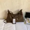 Bolso cruzado de nicho a la moda para mujer, nuevo modelo de primavera, bolso de hombro simple para el día a día, bolso tipo cubo casual versátil de alta gama