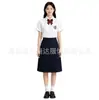 Conjunto de uniforme escolar de estilo universitario, que incluye una camisa blanca, una falda plisada y una corbata, adecuado tanto para estudiantes de secundaria como de preparatoria, y para usar en actuaciones corales a gran escala