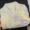 Pijama Fofo Estilo Japonês para Mulheres, Novo Conjunto de Verão com Manga Curta e Shorts, Roupa de Casa para Estudantes, Conjunto de Outerwear com Estampa de Xadrez e Urso Autodepreciativo