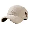 Boné de Baseball com Bordado de Coração Outono/Inverno em Veludo Falso Teddy para Mulheres, Chapéu Casual Moderno Retrô Quente e à Prova de Frio, Versátil e que Valoriza o Rosto